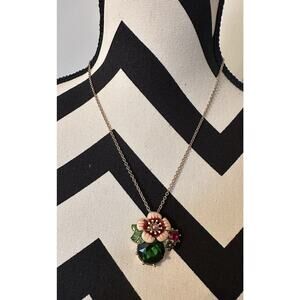 BETSEY JOHNSON DAINTY GREEN CRYSTAL & ENAMEL MINI FLOWER PENDANT NECKLACE